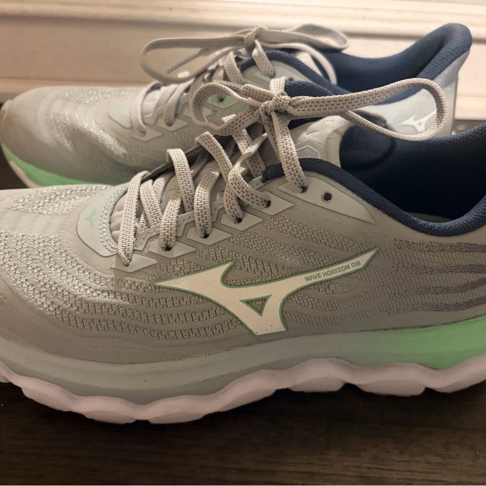 Mizuno Wave Horizon 8 Women's Athletic Shoes in Light Gray and Mint